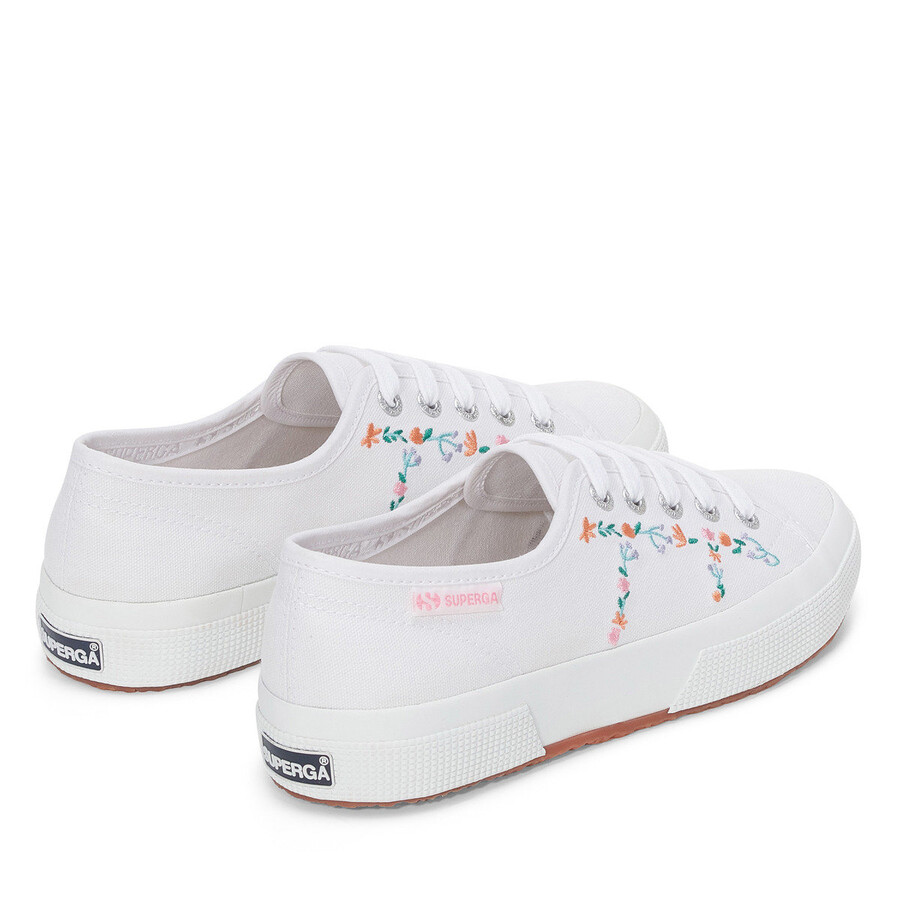 2750 petites fleurs broderie